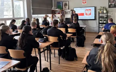Policjantka z Komendy Miejskiej przeprowadziła lekcję dla uczniów oddziałów mundurowych o symbolach narodowych