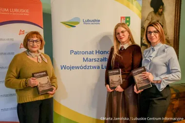Trzy kobiety prezentują czasopismo „Custodia” podczas wydarzenia w Muzeum Lubuskim w Gorzowie Wlkp.